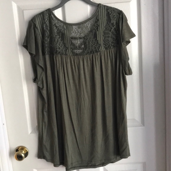 No Boundaries Lace Flowing Top - Picture 2 of 4